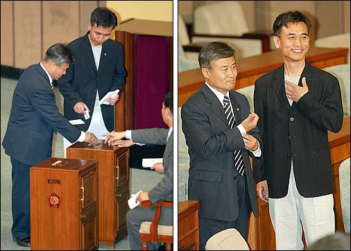 2003년 첫 등원에서 흰색 바지를 입은 유시민 의원은 의원선서는 못했지만, 국가인권위원 임명안 표결에는 참여했다. / 유시민 의원과 김원웅 개혁당 대표가 본회의장에서 이야기를 나누고 있다.